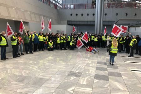 Luftsicherheitskräfte streiken am Flughafen Stuttgart am 22. März